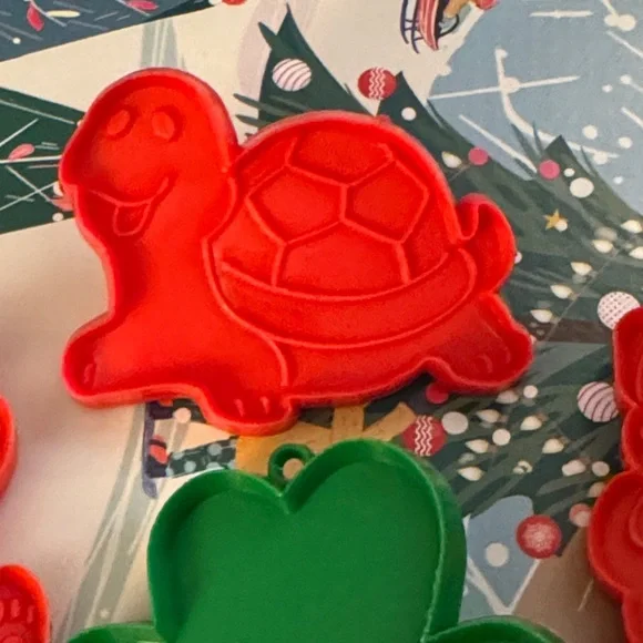 Hallmark Red, Green, Yellow, and Orange Cookie Cutter Set. Vintage lot of 7. - Picture 7 of 13